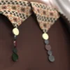 جمبسوت نسائي بزخارف بنية وأكمام بيضاء
