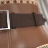 جمبسوت نسائي بزخارف بنية وأكمام بيضاء