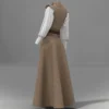 جمبسوت نسائي بزخارف بنية وأكمام بيضاء